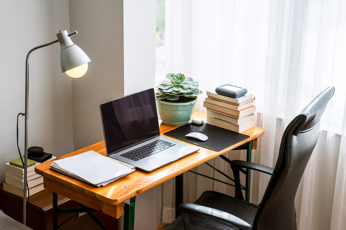 7 Work-From-Home Desks to Upgrade Your Home Office - LifeHack