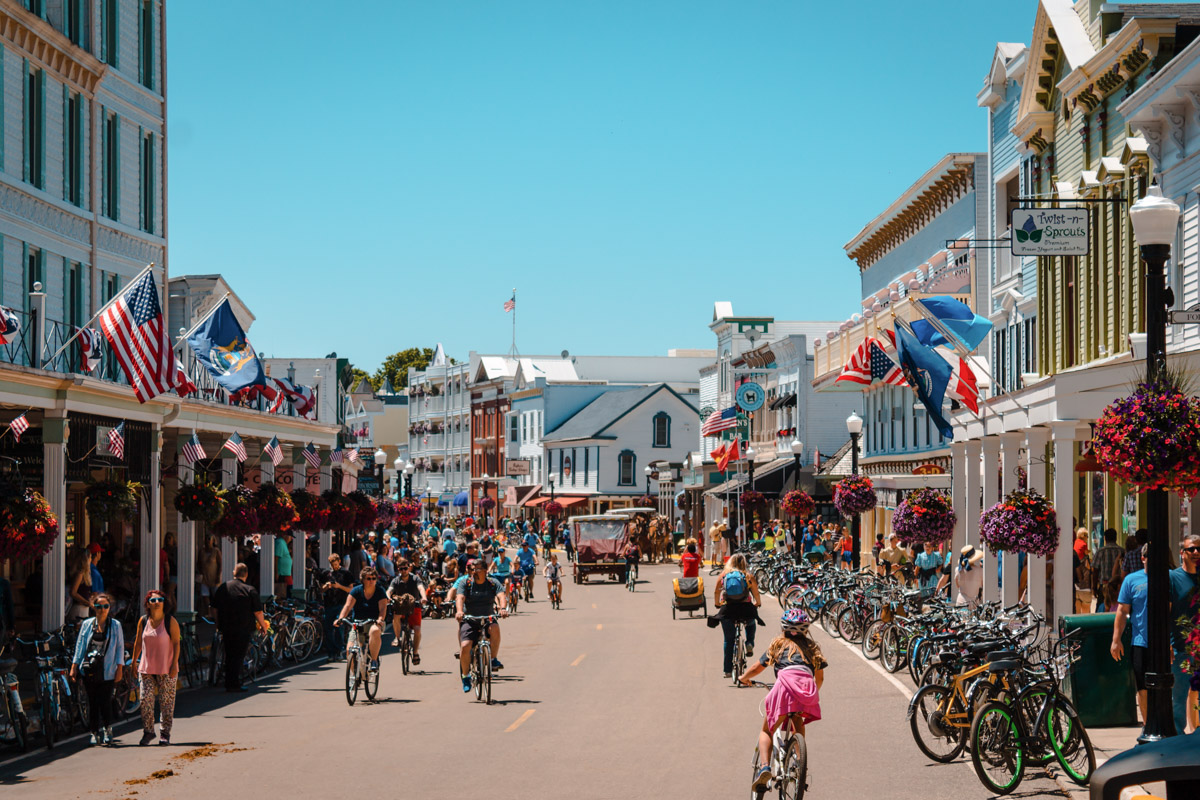 Image of crowds in downtown Mackinac Island