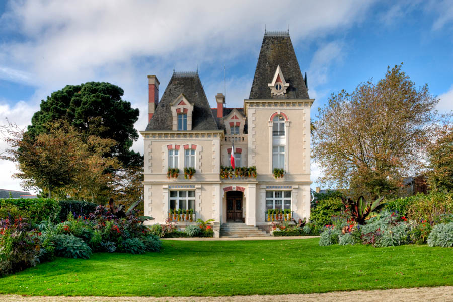Haunted house architecture: mansard roofs