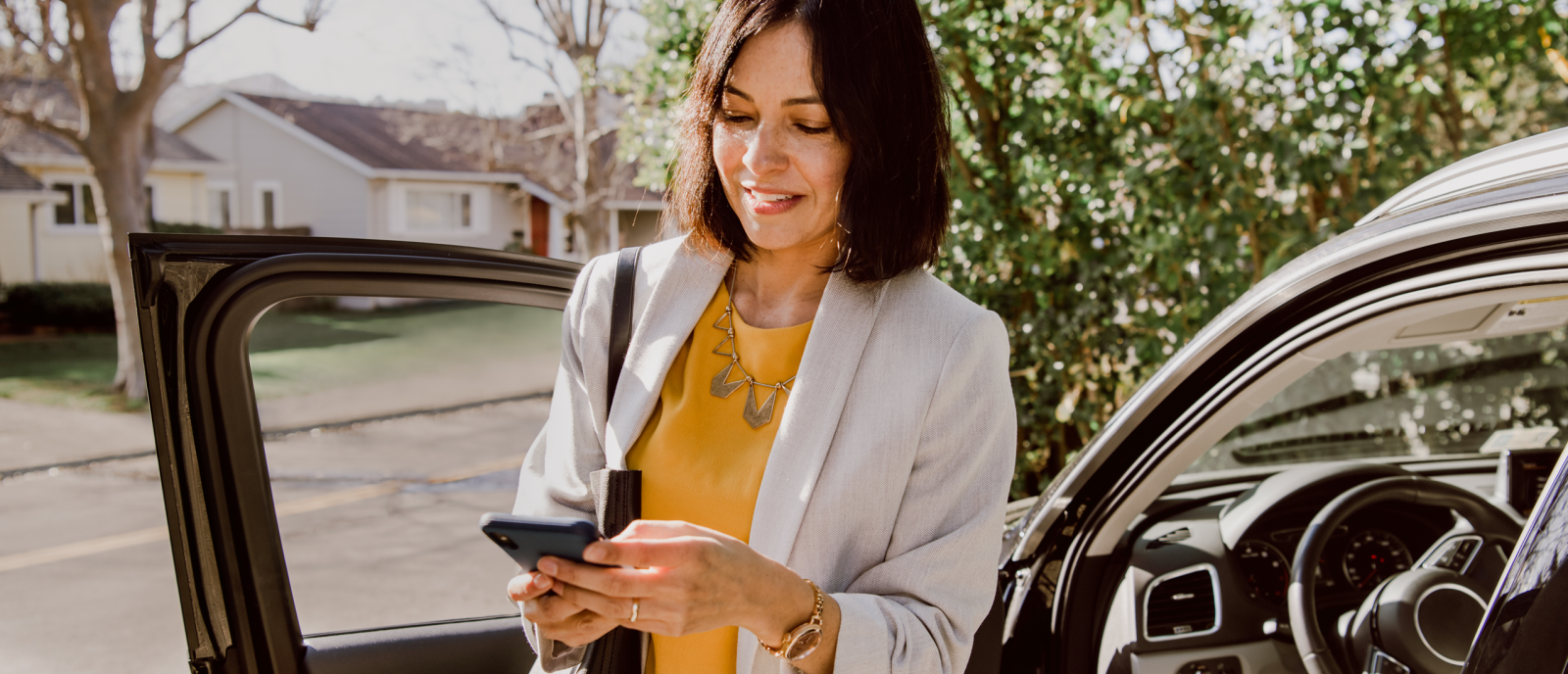 Agent texting a client