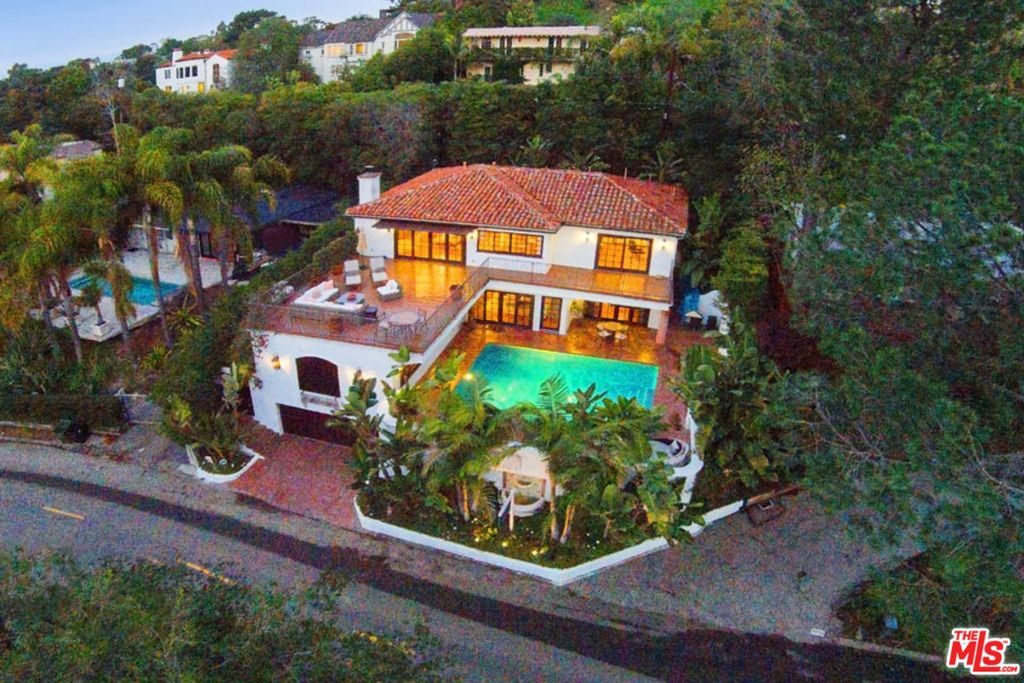 Faye Resnick Exterior