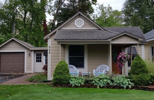 a romantic home for rent in Traverse City, Mich.