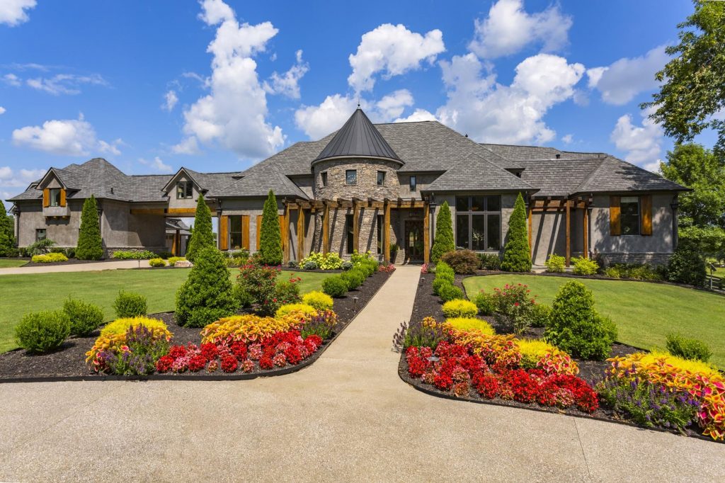 jason aldean lists his tennessee home for 7.875m walkway