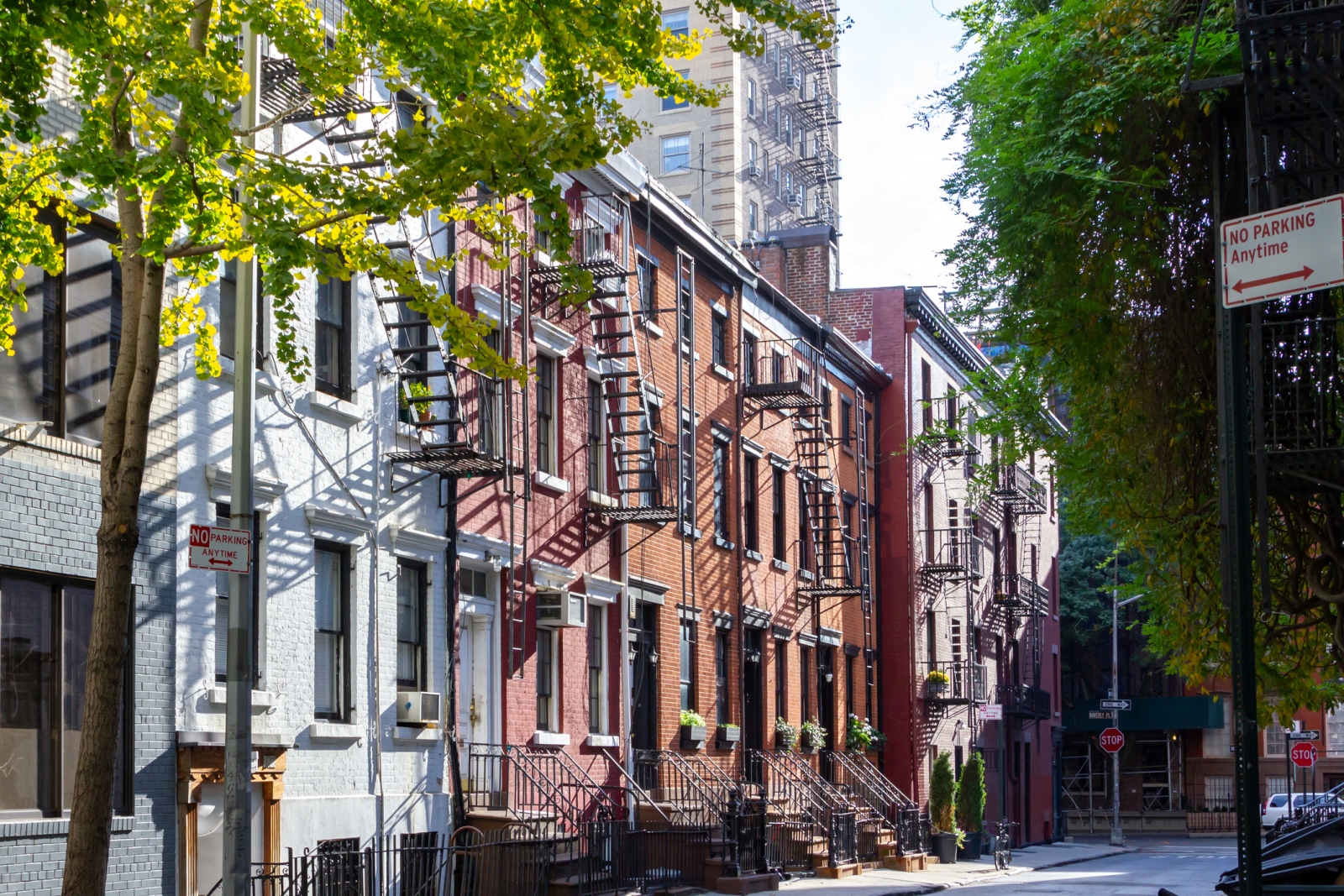 What is a no-fee rental apartments building on NYC street