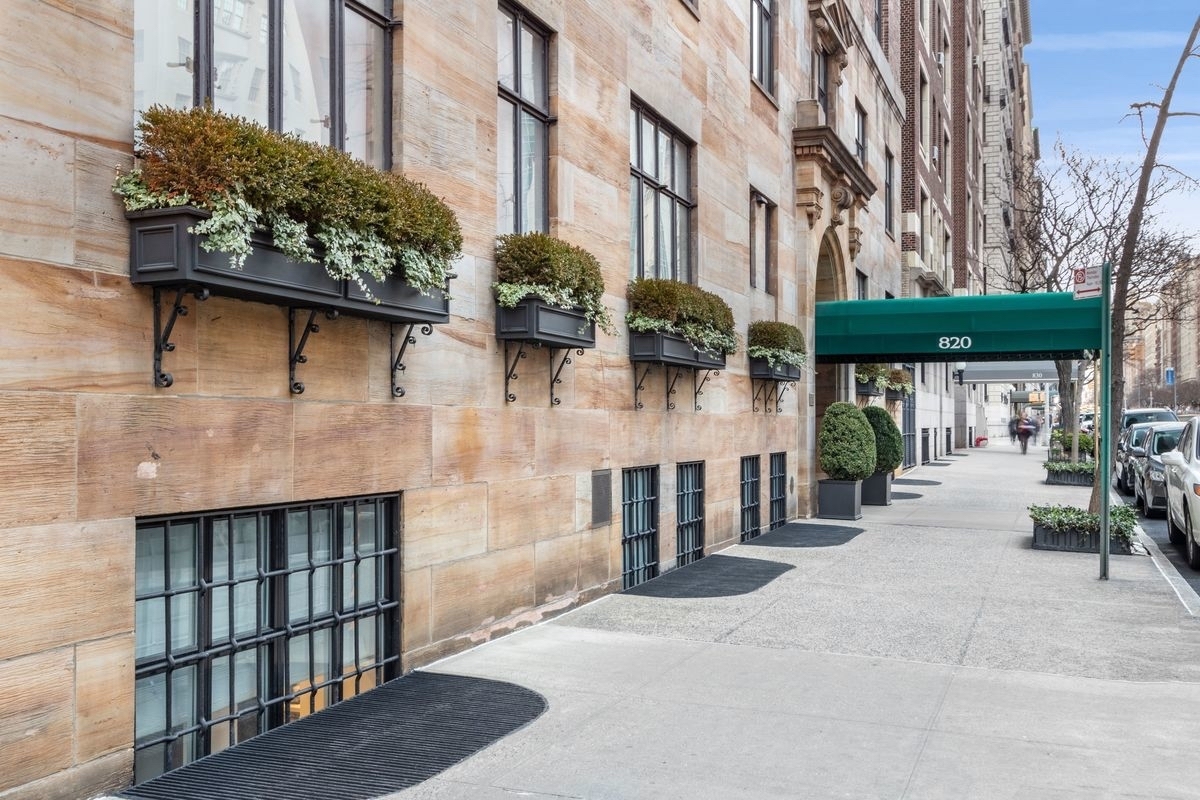 checklist for nyc home sellers- exterior of 820 park avenue in manhattan