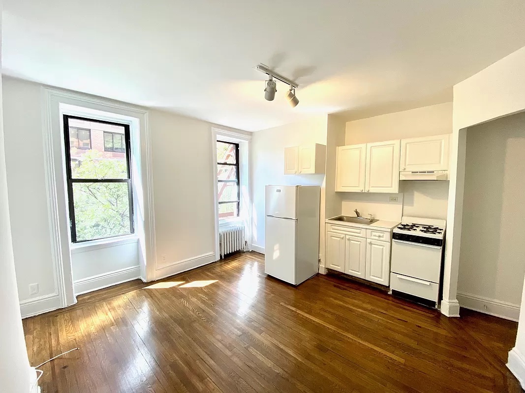murray hill 1br - living room & kitchen