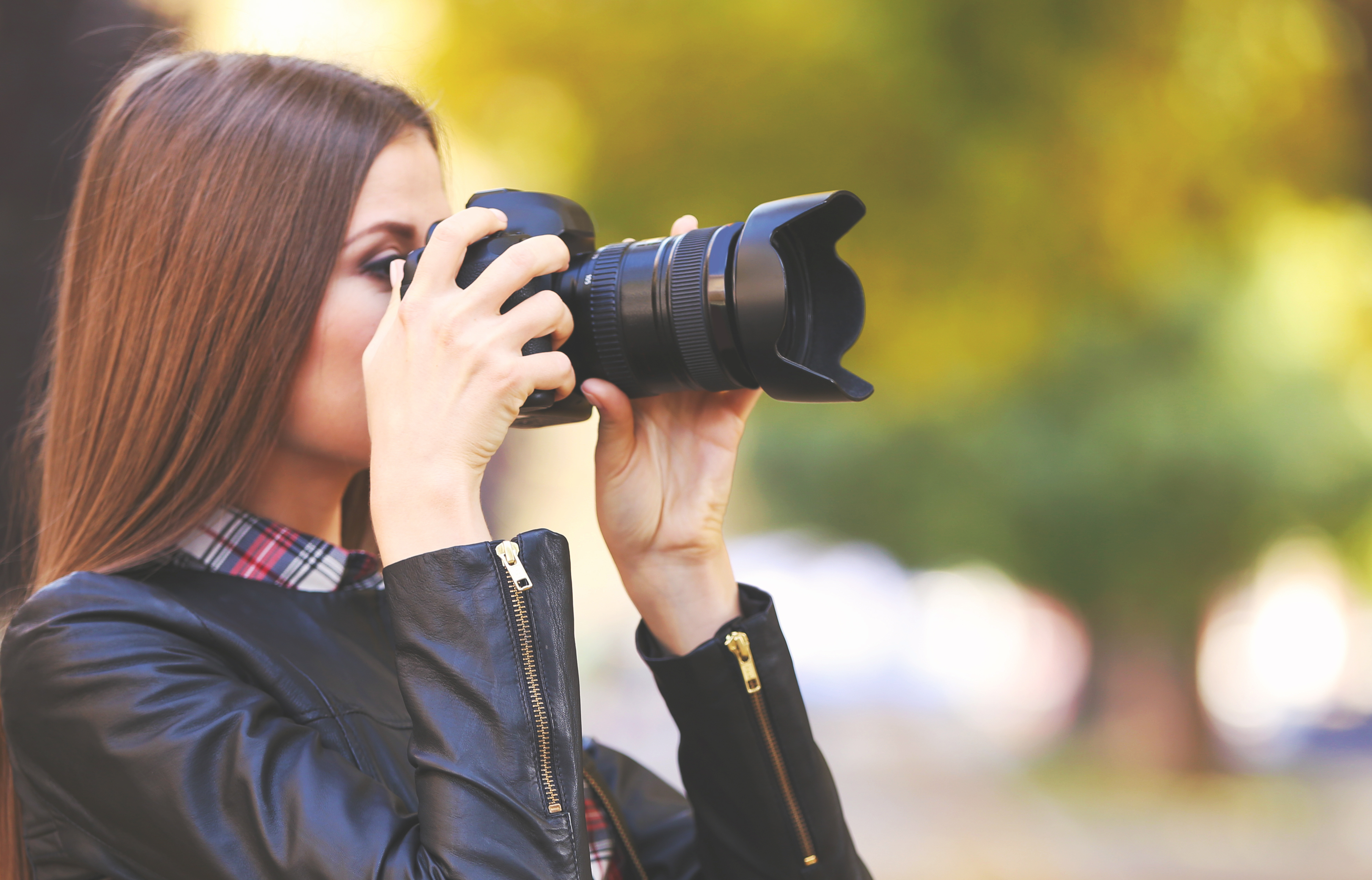 She is taking photos. Молодой фотограф. Девушка фотограф интенсив. Красивые. Фотографии. Забрать.. Брал фото.