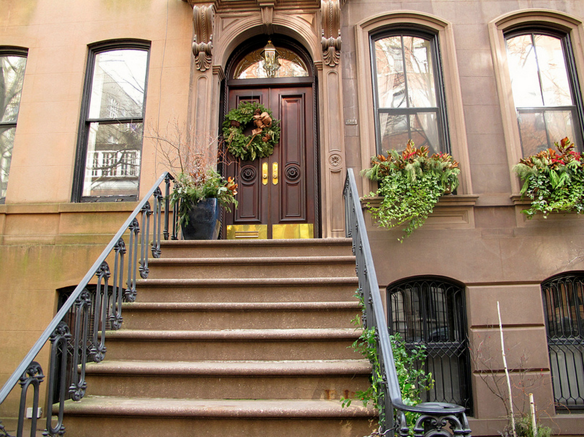 64 Perry Street in NYC: Carrie Bradshaws Apartment | StreetEasy