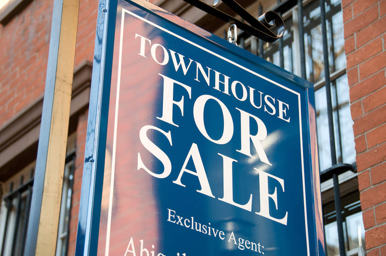 how to sell a home and buy a new one at the same time