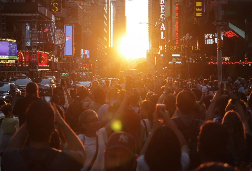 Pics: New Yorkers Chase The Sunset As 'Manhattanhenge' Lights Up City