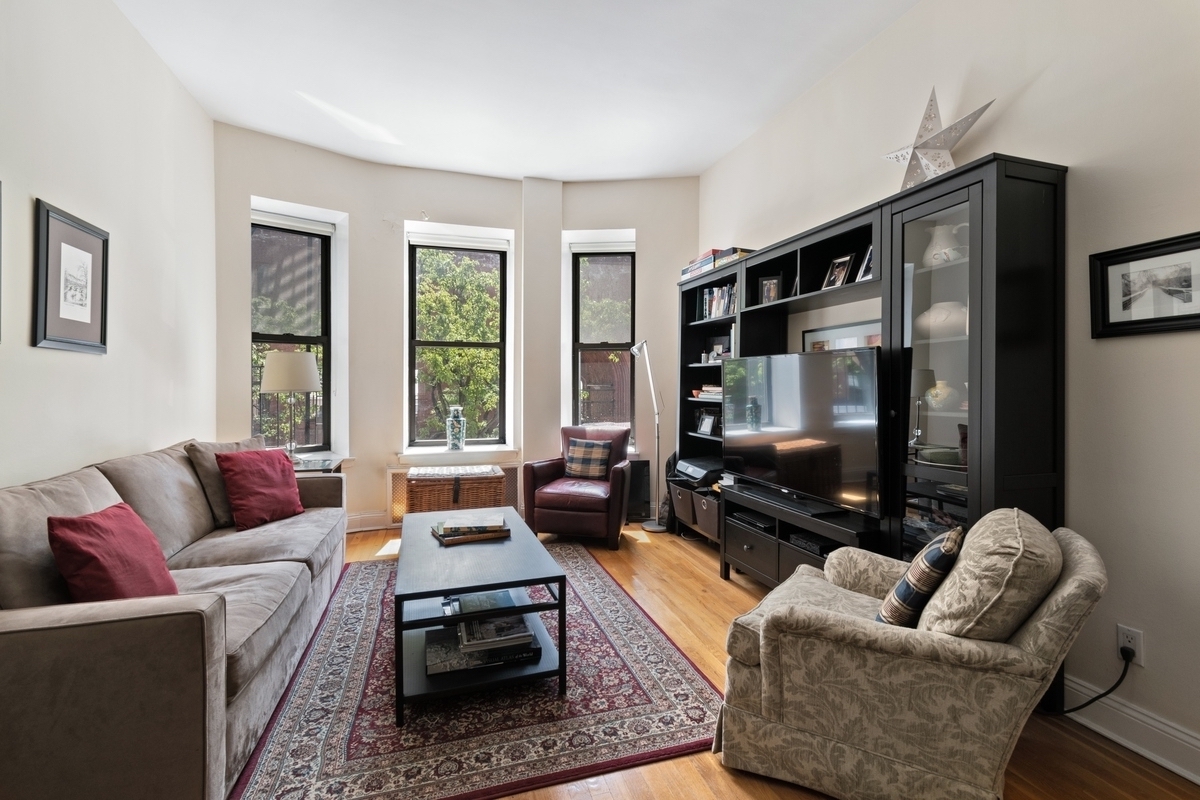 Nyc Apartments For 2500 What You Can Rent Right Now Streeteasy<script async src=