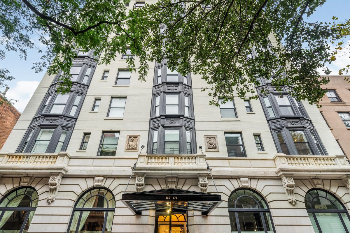 The standish building in Brooklyn Heights is home to many NYC celebrities
