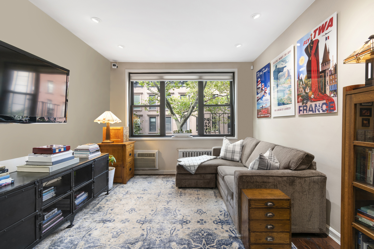 yorkville 1br - deal of the week