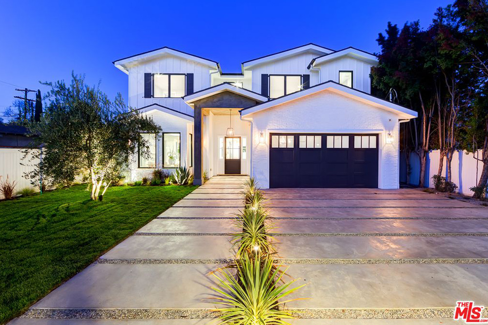Bella Thorne Age 19 Buys House In LA Garage