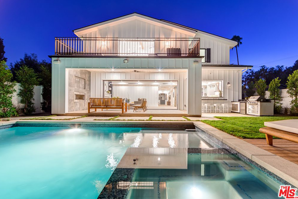 Bella Thorne Age 19 Buys House In LA Backyard